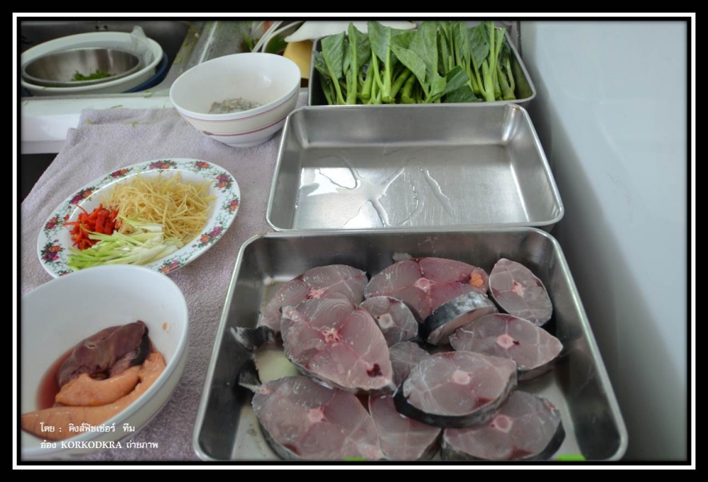 ก็เลยแอบเข้าไป...ดูเมนูอาหารของ "จุ่มโพ่ ไก่"  ในครัวดีกว่าครับ :laughing: