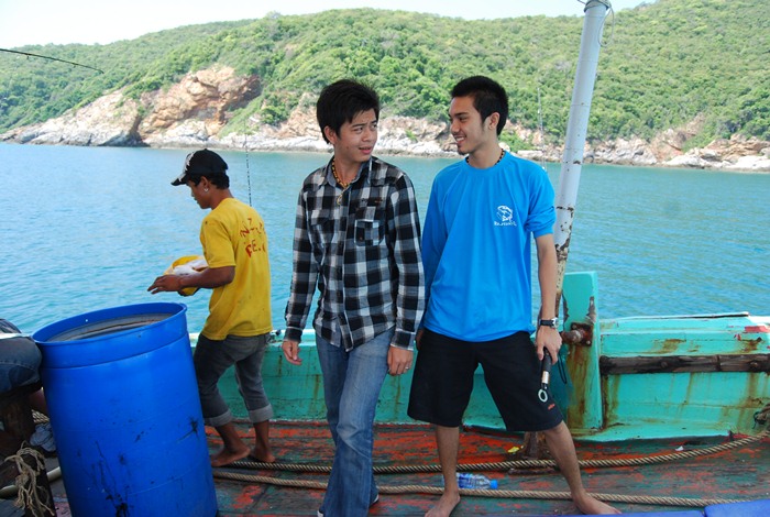 พี่น้องปะทะสายตาท้าดวลปลาเล็ก555555 :laughing: