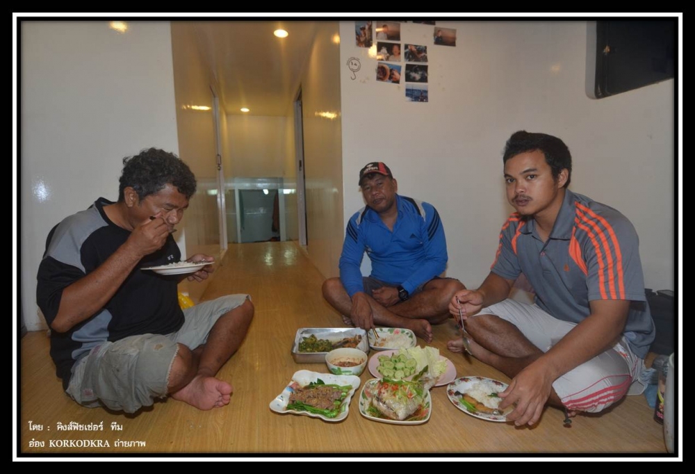 บรรยากาศในห้องโถงของตัวเรือ...นั่งทานอาหารในแอร์เย็นฉ่ำเลยครับ..กับข้าวก็อร่อยทุกมื้อครับ.....เติมไม