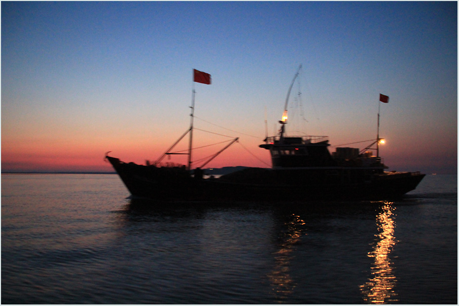  [b]สวนทางกับเรือที่ออกไปหาปลาและเตรียมกลับเข้ามาที่ท่าเรือในตอนเช้ามืด[/b]