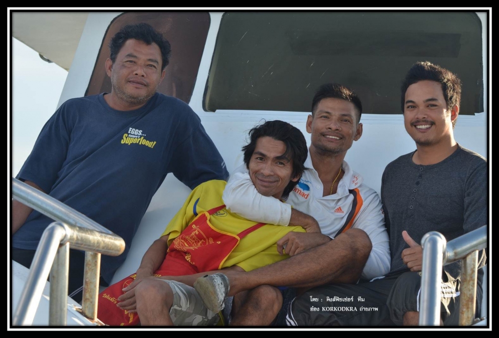 บังอิ๊ก...ถ่ายรูปเป็นที่ระลึก..กับไต๋ (พี่โท)  พี่เอก  และ พี่ไก่...Staff สำหรับเรือ Polaris One สุด