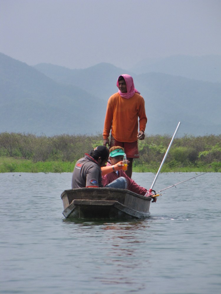 เรือ เพื่นอาม มาโน้นแล้ว เป็นงัยกัน บ้าง ก็ไม่รู้