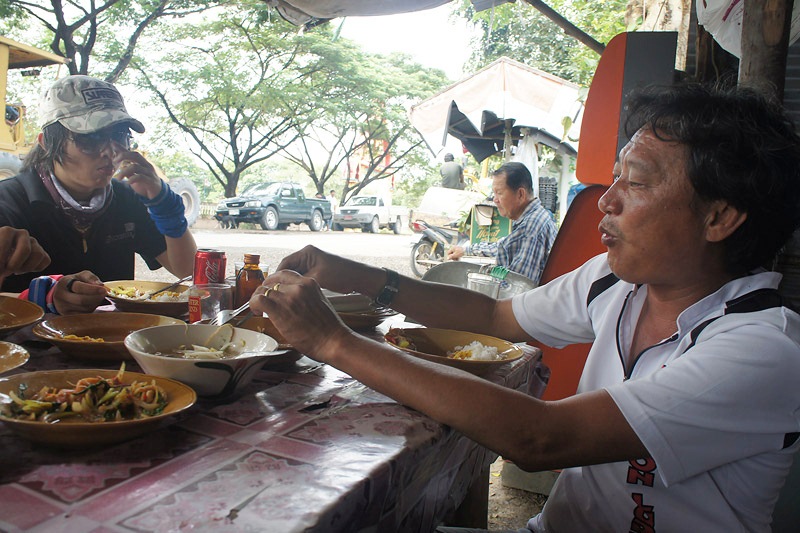 [b]เต็มที่ไปเลยครับป๋า รอดแล้วนิ หากยังไม่รอดสงสัยกินไม่ลง [/b] :laughing: :laughing: :laughing: :la