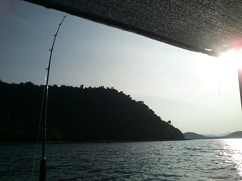 ปลาสากเข้าดี เรือประมงพื้นบ้านที่ใช้เบ็ดมือ ได้เกือบ 10 ตัว ส่วนผมทิ้งดิ่งได้ 1 ตัว
จึงทำการลากด้วย