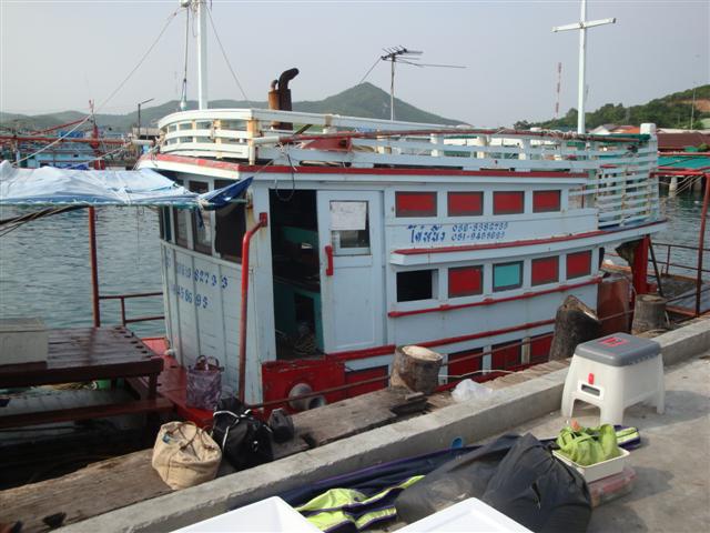 เราใช้บริการเรือไต๋เดชาลำเล็ก  แต่ขับโดยไต๋หนึ่งตัวใหญ่    12-10-55  16.00น. ถึงท่าเรือโดยพร้อมเพรีย
