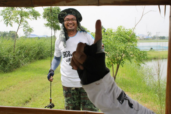 รูปนี้เกือบไม่ได้ลงดีนะที่เป็นนิ้วชี  โดนปลาเยอะกว่าใครให้เป็นที่ 1 ครับ  :smile: :grin: :laughing: