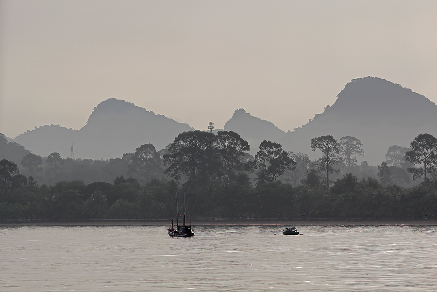 
 [b]หลังจากนั้น ไต๋มดก็ต้องนำเรือเข้าฝั่ง

เพราะสายน้ำมันพวงมาลัยรั่ว  ต้องรีบเอาไปซ่อมก่อน

ซ