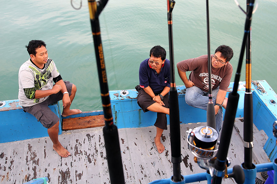 
 [b]วงสนทนาที่ท้ายเรือ เพื่อฆ่าเวลา

ให้ตายสิ่  มันไม่ใช่เรื่องตกปลาเลย[/b]


 :laughing: