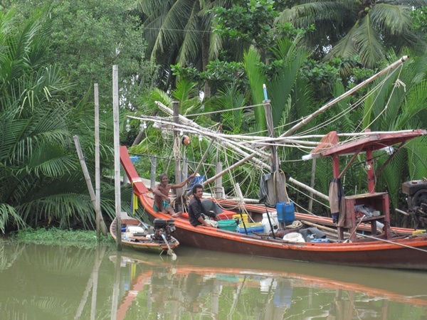 ผ่านเรือคนรู้จักไต๋รักก็ทักทายตามอัทธยาศัย
