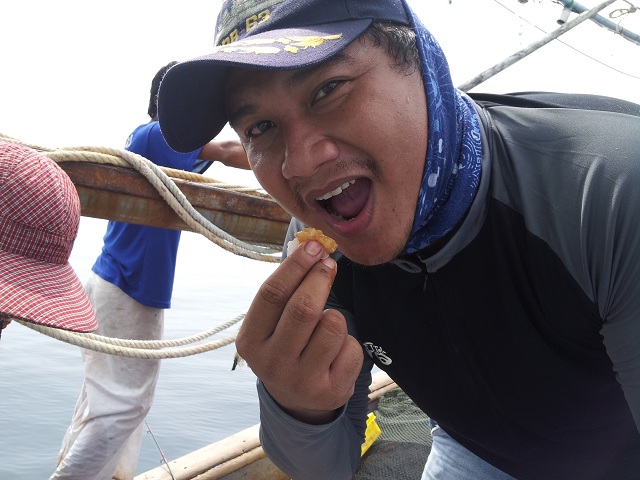 พี่เป้าปลาดาว สาธิตการกินปลาดิบ 
 :laughing: :laughing: :laughing: :laughing: :laughing: :laughing: