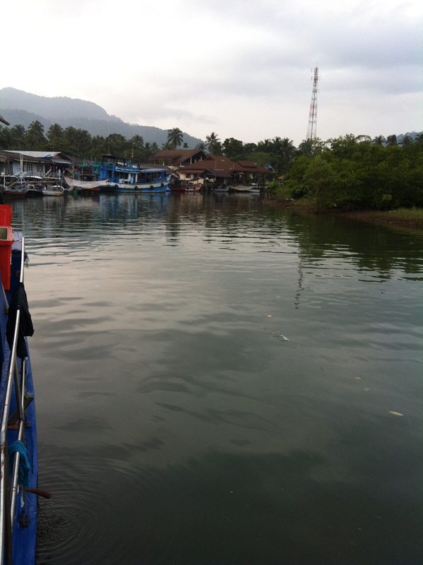 บรรยากาศในคลองที่จอดเรือไต๋ญาครับ