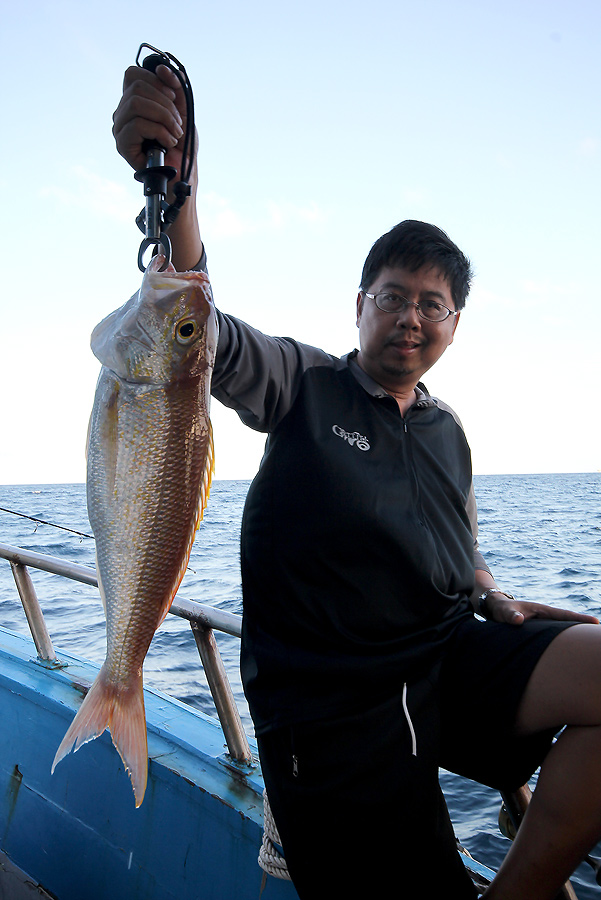คุณพ่อสุรัตน์กับปลาทรายแดงยักษ์ หรือ อังคุลี ครับ  :cheer: :cheer: