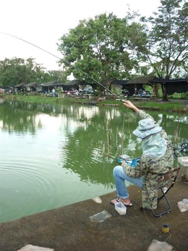                                กลับมาเป็นชุดเดิมครับ เพราะก่อนหน้าละอองฝนมันสาดครับ เลยต้องสวมไว้กัน