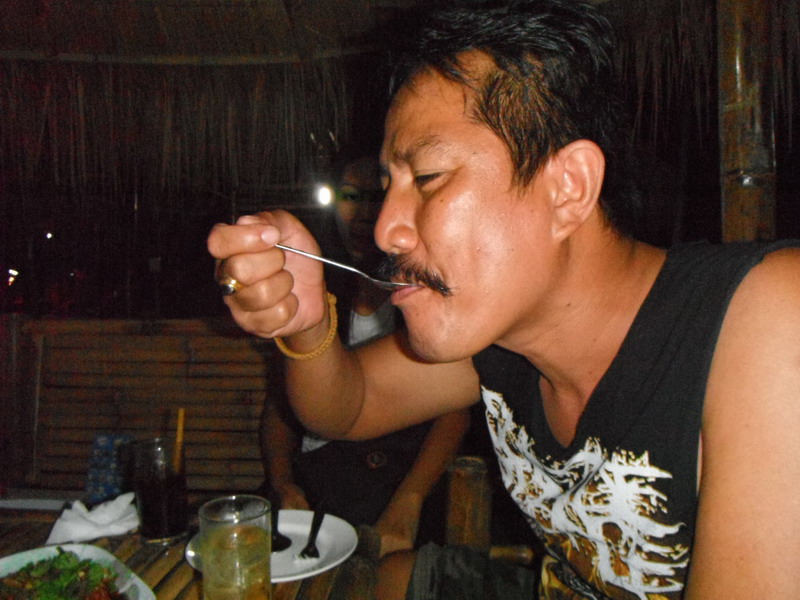 น้าทีหนวดกระตุก มองๆแล้วเหมือนนายห