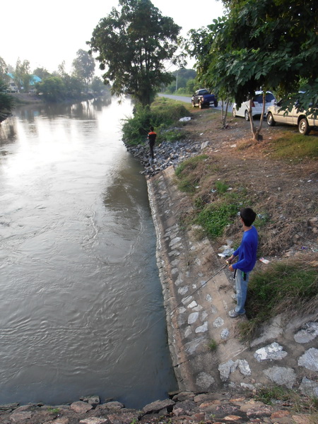 สถานที่นัดพบ นี่มันกิโลแปด ลัวร์ฟิชชิ่ง คลับ ชัด ๆ :grin: