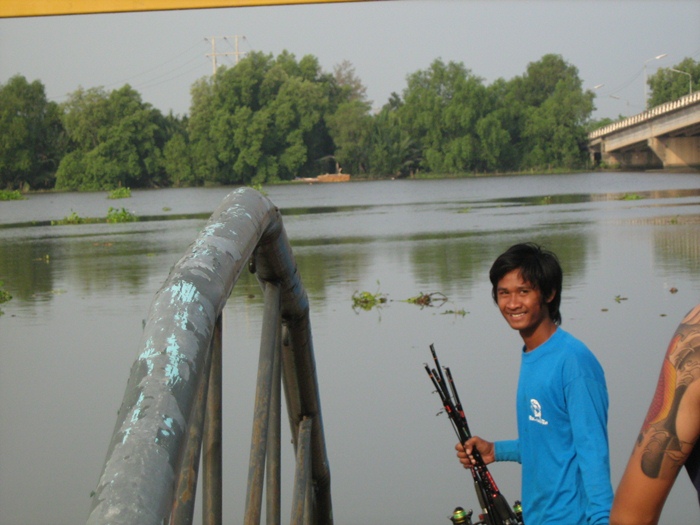 ไต๋เปรี้ยว ขนสัมภาระ ลงเรือบอกว่าวันนี้ประชันกับไต๋ สังข์ หน่อยว่าใครจะแหล่มกว่ากัน  :laughing: :lau