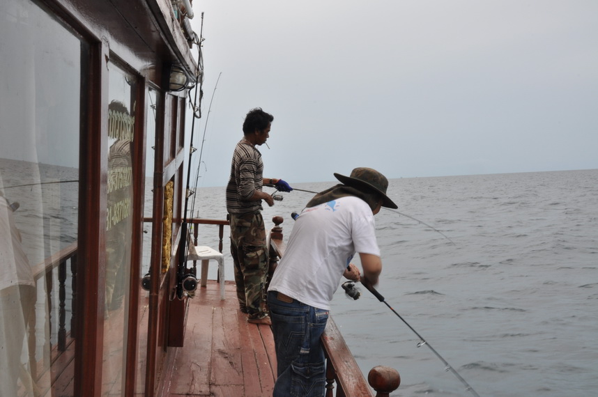 ไปถึงไต๋ติ่งตอนบ่าย3กว่า ออกเรือได้ก็รีบช่วยกันหาปลาเหยื่อเพื่อลอยอินทรีย์ตอนเช้าครับและเผื่อตกปลาหน