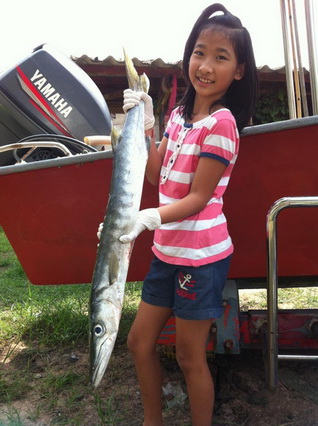 ลูกสาวคนโต น้องปลาดาว กับปลาสากเหลืองครับ :grin: