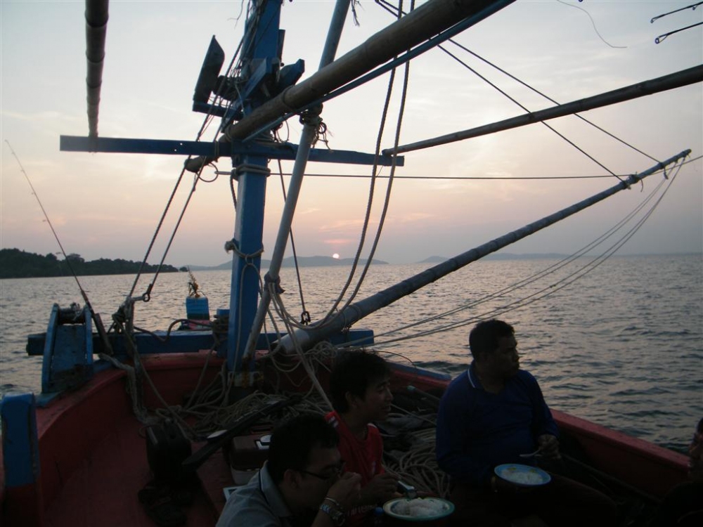 บรรยากาศสุดยอด ทานข้าวบนเรือกลางทะเลช่วงพระอาทิตย์กำลังตก ทานไปคุยไปแซวกันไป อร่อยสุดยอดที่สุดของแจ้