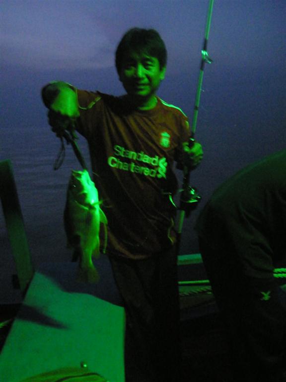 ที่กินอยู่ท้ายเรือก็กองอยู่เรือ แต่ตากล้องไม่ว่างไปถ่ายอ่ะ  :laughing: :laughing: :laughing: