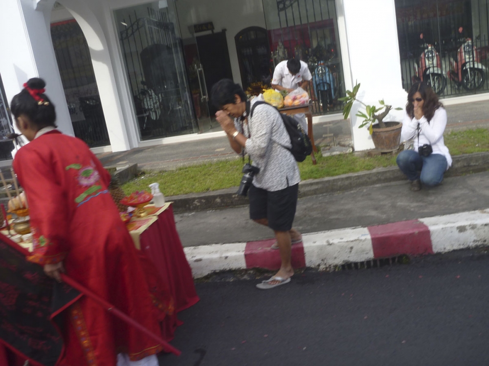 พระทรงเริ่มมาพร้อมเสียงประทัดแล้ววุ้ย................... ท่าจะแย่เจอรถติดแน่เรา