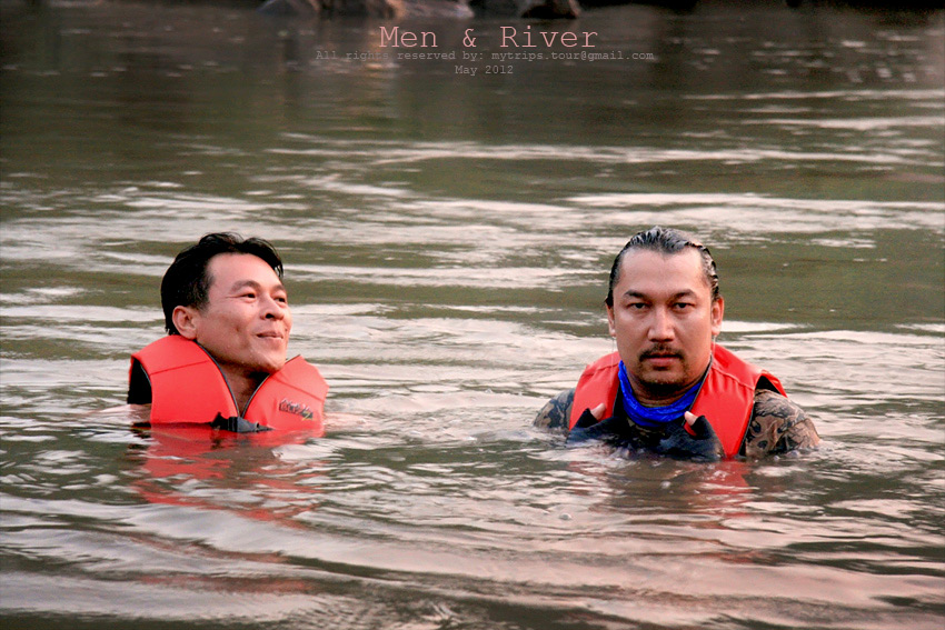 เล่น Kayak ในแม่น้ำ ต้องบรรทุกขึ้นรถกระบะไปตอนต้นของแม่น้ำประมาณ 30 นาที แต่ใช้เวลาล่องเรือกลับเข้าม