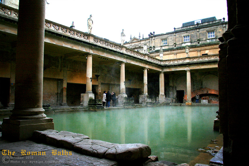 หน้าตา Roman Baths ก็เป็นแบบนี้ครับ ขนาดวันที่ผมไปเยี่ยมชมฝนตกทั้งวัน นักท่องเที่ยวยังเยอะเลยครับ ภา