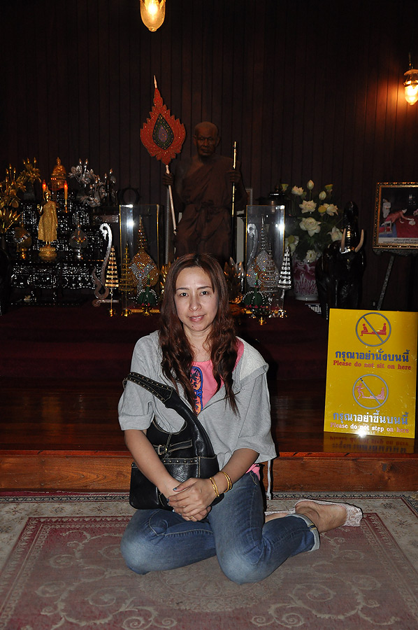 เข้าไปไหว้หุ่นของหลวงพ่อแช่มกันเลยคร๊าบบบ :grin: :grin:
