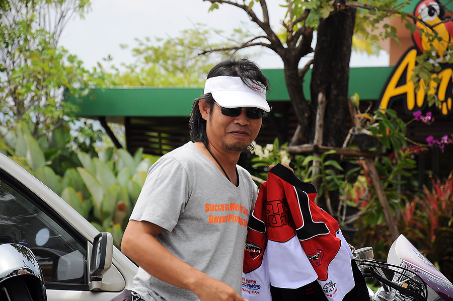 ป่าวพี่..รถใครไม่รุมาจอดไว้ ขอเก๊กทำหล่อหน่อยเดียวเองน่ะ :grin: :grin: :grin:
เวง....กำ :wall: :wal