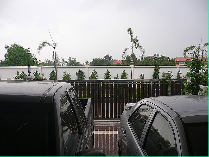 ก่อนออกจากบ้าน หาดใหญ่ฝนตกแต่เช้าเลย  20-10-2555 