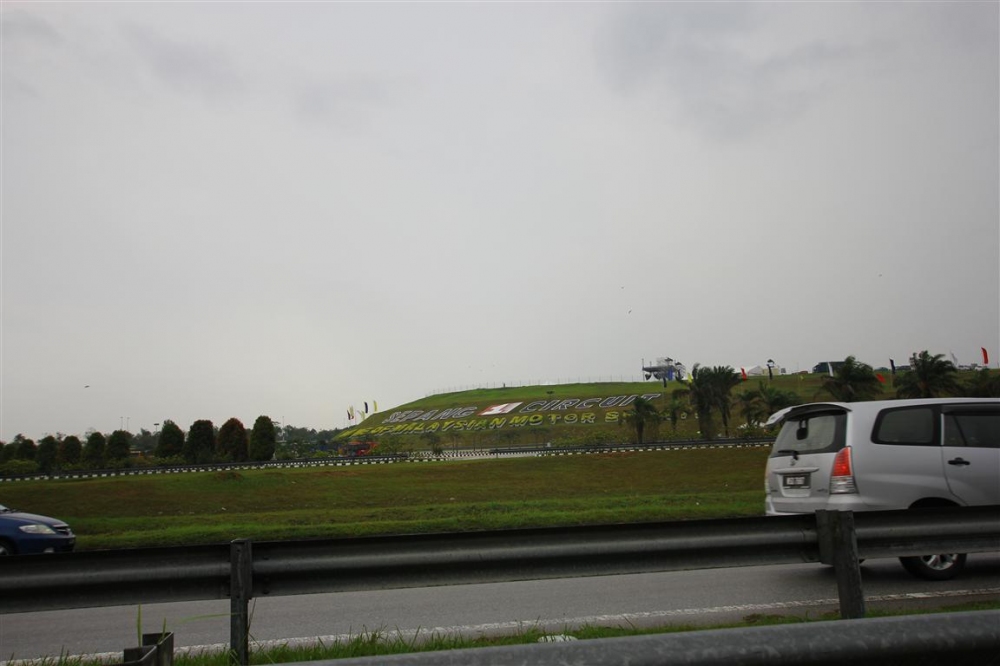 Sepang Circuit สนามแข่งรถ F1 ครับ

เป็นทางผ่านของเรา เลยเก็บรูปมาฝากครับ  :cool: