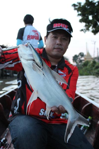 ไต๋ต้นให้ช่วยถือถ่ายรูปแทนหน่อย ไต๋ต้นบอกว่าเหยื่อRapala จะรุ่นเก่ารุ่นใหม่ ใช้ดีหมด แต่พี่บีช่วยทิ้