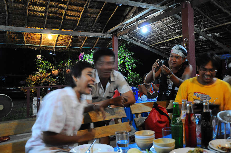 เกือบหลบจอบนังแอร์ไม่ทันแน่ะ หน้าเกือบแหกเลยงานนี้ :laughing: :laughing: :laughing: :laughing: :laug