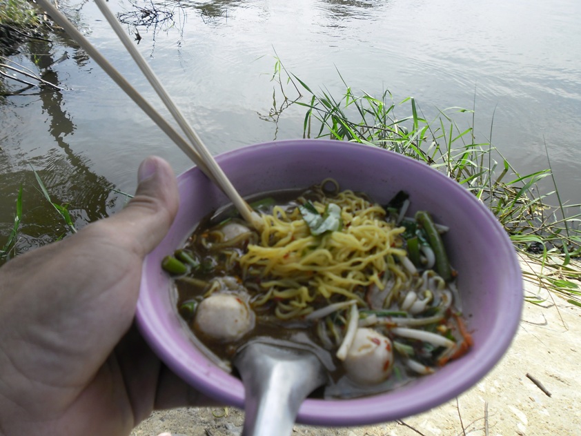 เพลินตีเหยื่ออยู่ตั้งนานแล้ว กินเตี๋ยวก่อนดีกว่าเรา เห็นวิ่งมาแต่ไกลเลย ได้บรรยากาศไปอีกแบบครับ เตี๋