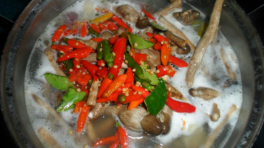 ตีพริกลงไปเป็นอันใช้ได้..... :umh: :umh: :umh: