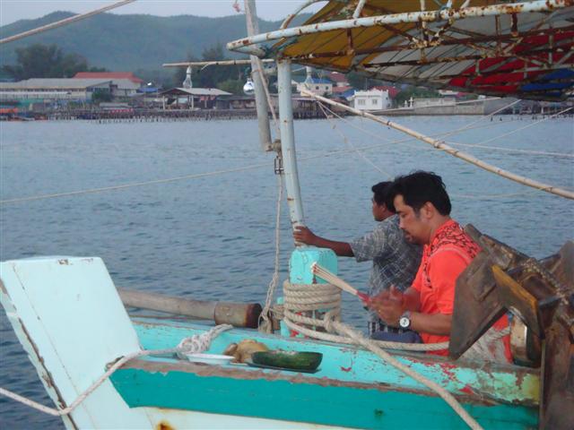 น้าปูขึ้นเรือ ให้เด็กเรือเตรียมจัด อาหาร คาว หวาน พร้อมไหว้แม่ยานาง บนเรือ (น้าปูไหว้ ขอให้เดินทางบน