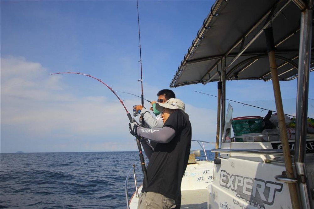 ผ่านไปเสี่ยววินาที

หันมาทางกราบซ้ายเรือ

Mr.Loo โดนแล้ววว

คัน JM Titanium PE 1.5-4

รอก JM