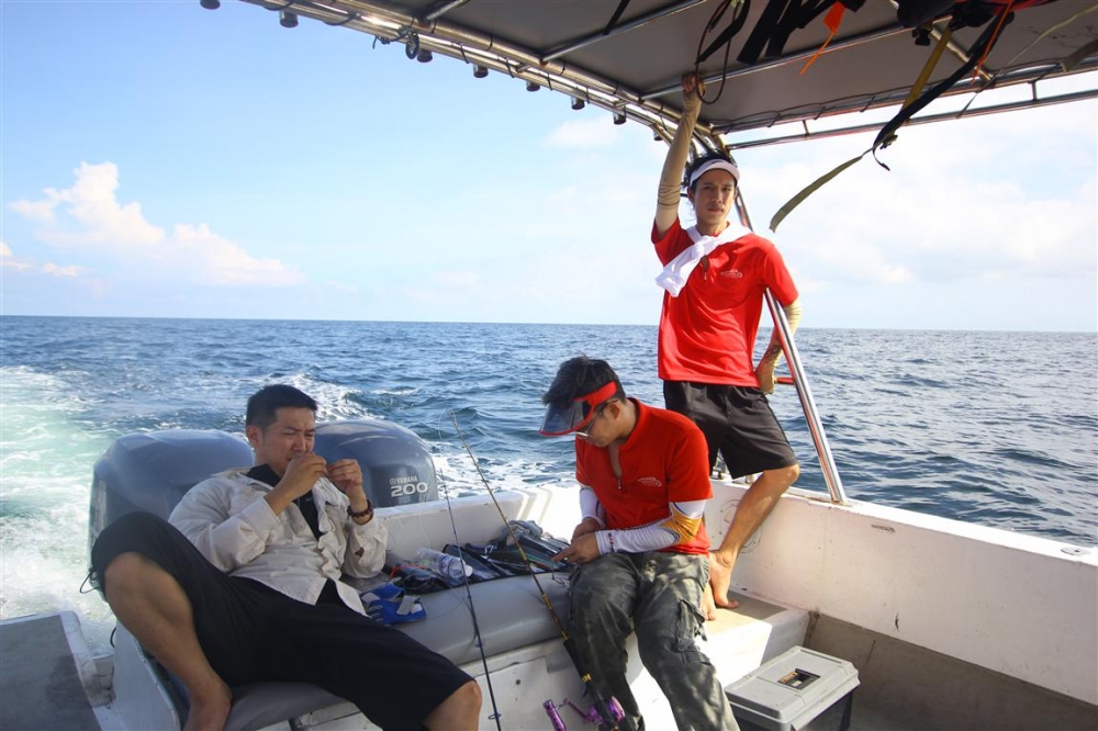 พักๆ

ย้ายหมาย...

พอมีคนโดนปลาสักคนสองคน boatman เค้าก็ย้ายหมายครับ

เพราะว่า สปีดโบ๊ต ไม่ได้