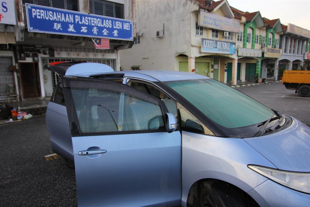 เช้า วันที่ 21 ตุลาคม เวลา 6.30 น.

เราเดินทางด้วย toyota estima ต่อ..