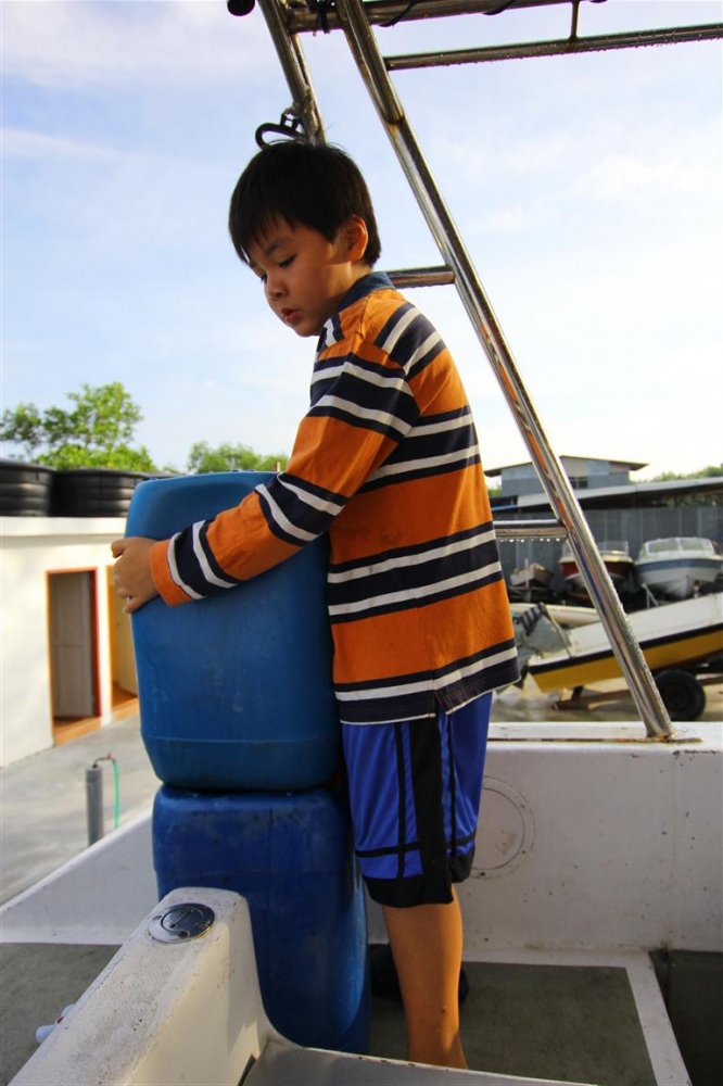 ลูกชาย ของ boatman ครับ

เติมน้ำมันๆ