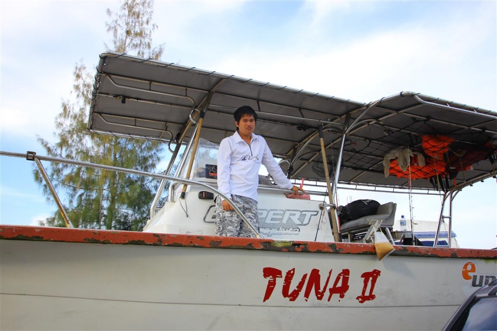 ขึ้นไปหล่อ บนเรือ แต่เช้าเลย




@@@@@@@@@ วันนี้ เรรามีเป้าหมายที่ Cobia หรือ ปลาช่อนทะเลอย่าง