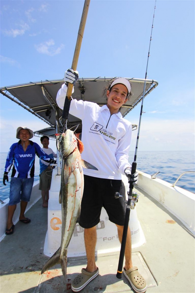 นี่สินะ ที่เรียกว่า Cobia Popping  :tongue:

คนนี้ เป็นคัน ZEREK Popping ยาว 6.7ฟุต ครับ รุ่นจำไม่