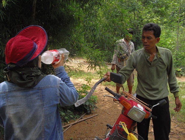 หลังจากเสร็จภารกิจขุดเห็ดเรียบร้อยแร้ว เราก็พากันเดินออกจากป่ากลับบ้านกันให้ไว  ครับผม  เพราะว่าจะขึ
