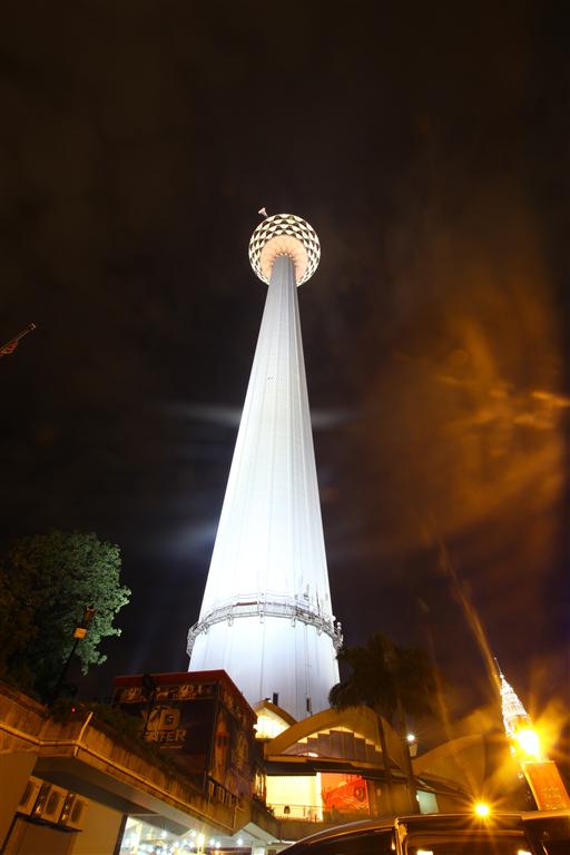 ตอนนี้ กลับมา ถึง KLCC แล้วครับ

เอา มุม สวย ๆ ของ KL tower มาให้ชม  :love: