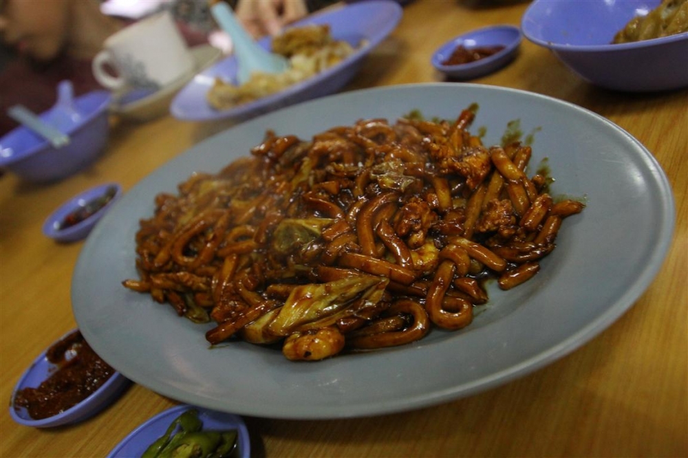 หนอนผัด

เอ้ยไม่ใช่

เค้าบอกว่า yellow noodle with dark source ครับ