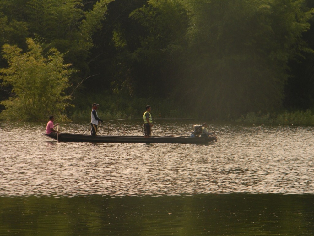 ช่วงเย็นยืมเรือคุณโชค ออกไปตีปลาในหุบเขา แล้วก็ริมห้วยที่พัก