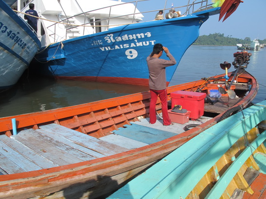 เรือลำนี้ล่ะครับ ของไต๋หนุ่ม 
เป็นเรือที่จะพาเราออกสอบภาคปฏิบัติกัน
(ลำสีส้มตรงกลางนะครับ ไม่ใช่ลำ