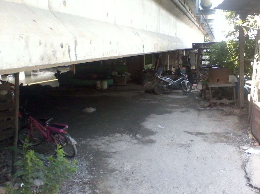 ไปตามทางของเราดีกว่า ....อะใรเอยอยู่ไต้สพานบาประกง :cool: :cool: :cool: