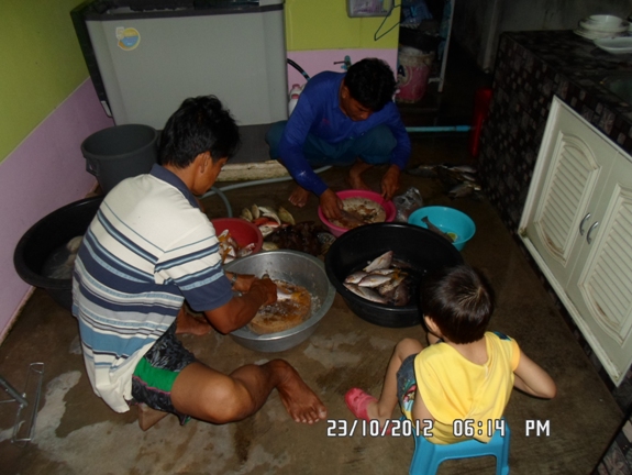ตกมาแล้วก็ได้เวลาทำกับข้าวมื้อเย็นกัน  :love: :love:
