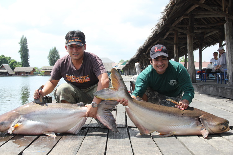 น้าโอก็ขึ้นมาพร้อมกัน จับมาถ่ายรู้คู่เลย
 :blush: :blush: :blush: